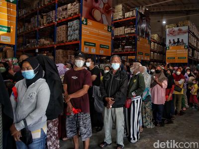 Ramai-ramai Antre Sembako Harga Miring di Kramat Jati