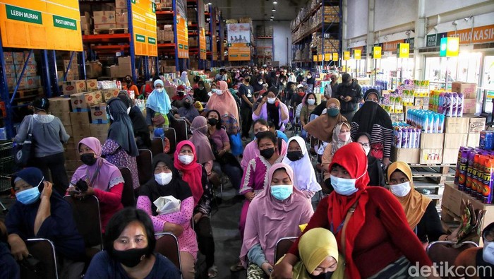 Bikin Penasaran! Isi Paket Sembako KJP di Pasar Jaya Itu Apa Aja, Sih?