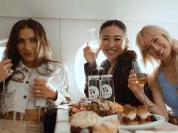 Mantap Nih, Naik Pesawat Ini Dapat Fasilitas Mewah dan Pijat Gratis