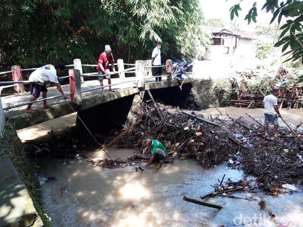 Banjir di Boyolali Surut, Tumpukan Sampah Nyangkut di Jembatan