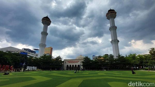 Yuk! Ngabuburit di Alun-alun Bandung