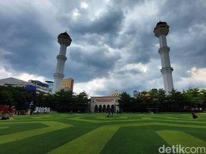 Alun-alun Bandung Belum Boleh Buka, Tapi Warga Banyak yang Masuk Alun-alun Bandung Belum Boleh Buka, Tapi Warga Banyak yang Masuk