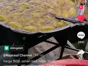 Aduk Adonan Bakwan Pakai Tangan, Ibu Ini Malah Dibela Netizen