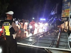 Baliho Roboh-Atap Rumah Warga Rusak Imbas Hujan Deras di Depok