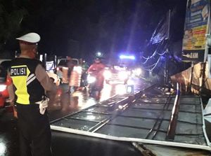 Baliho Roboh-Atap Rumah Warga Rusak Imbas Hujan Deras di Depok Baliho Roboh-Atap Rumah Warga Rusak Imbas Hujan Deras di Depok