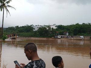 Tanggul Jebol, 15 Hektare Sawah di Sumedang Rusak Terendam Banjir