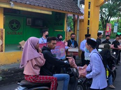 Takjil Gratis Sasar Desa Kecicang Islam Bali