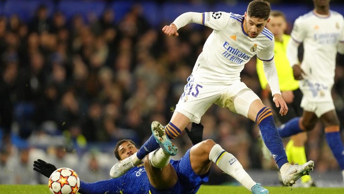 Chelseas Ruben Loftus-Cheek, left, challenges for the ball with Real Madrids Federico Valverde during a Champions League first-leg quarterfinal soccer match between Chelsea and Real Madrid at Stamford Bridge stadium in London, Wednesday, April 6, 2022. (AP Photo/Kirsty Wigglesworth)