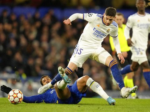 Chelsea's Ruben Loftus-Cheek, left, challenges for the ball with Real Madrid's Federico Valverde during a Champions League first-leg quarterfinal soccer match between Chelsea and Real Madrid at Stamford Bridge stadium in London, Wednesday, April 6, 2022. (AP Photo/Kirsty Wigglesworth)