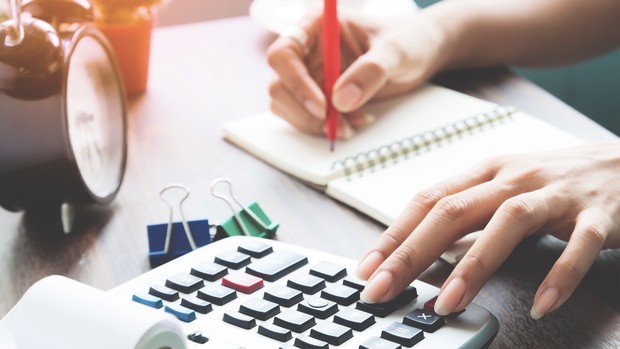 Cara mengatur keuangan selama ramadan agar tidak boros/freepik/schantalao Atur anggaran keuangan sebelumnya dan disiplin dalam menggunakannya.