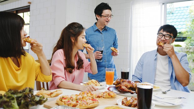 Cara mengatur keuangan selama ramadan agar tidak boros/freepik/tirachardz Jangan terlalu boros untuk menghidangkan makanan berbuka.