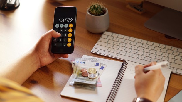 Cara mengatur keuangan selama ramadan agar tidak boros/freepik/wirestock Siapkan tabungan ramadan untuk tahun depan secara berkala.