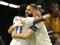 Di awal babak kedua, Benzema melengkapi hat-tricknya. Madird unggul 1-3.