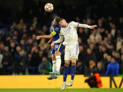 Cesar Azpilicueta dari Chelsea, kiri, melakukan sundulan dengan Federico Valverde dari Real Madrid.