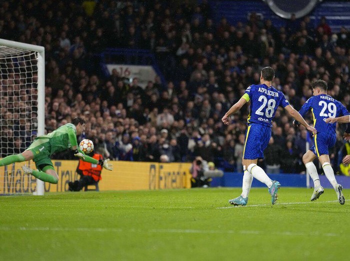 Chelsea's Christian Pulisic, right, is tackled by Real Madrid's Casemiro during a Champions League first-leg quarterfinal soccer match between Chelsea and Real Madrid at Stamford Bridge stadium in London, Wednesday, April 6, 2022. (AP Photo/Kirsty Wigglesworth)