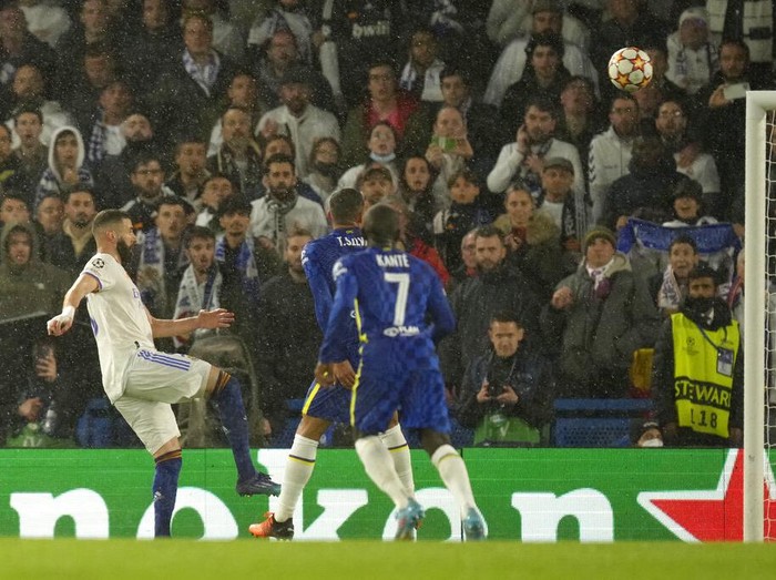 Chelsea's Christian Pulisic, right, is tackled by Real Madrid's Casemiro during a Champions League first-leg quarterfinal soccer match between Chelsea and Real Madrid at Stamford Bridge stadium in London, Wednesday, April 6, 2022. (AP Photo/Kirsty Wigglesworth)