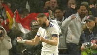 Karim Benzema membuka keunggulan Madrid pada menit ke-21 lewat tandukan yang tidak bisa dihalau kiper Chelsea.