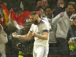 Karim Benzema membuka keunggulan Madrid pada menit ke-21 lewat tandukan yang tidak bisa dihalau kiper Chelsea.