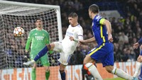 Hasil ini membuat Madrid dalam kendali menuju semifinal karena leg kedua dihelat di Santiago Bernabeu Selasa depan. Sementara, Chelsea harus menang minimal selisih tiga gol untuk lolos.