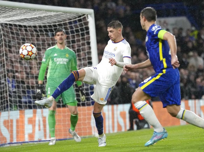 Chelsea's Christian Pulisic, right, challenges for the ball with Real Madrid's Casemiro during a Champions League first-leg quarterfinal soccer match between Chelsea and Real Madrid at Stamford Bridge stadium in London Wednesday, April 6, 2022. (AP Photo/Kirsty Wigglesworth)