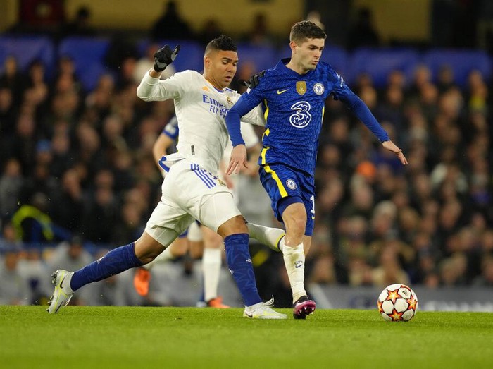 Chelsea's Christian Pulisic, right, challenges for the ball with Real Madrid's Casemiro during a Champions League first-leg quarterfinal soccer match between Chelsea and Real Madrid at Stamford Bridge stadium in London Wednesday, April 6, 2022. (AP Photo/Kirsty Wigglesworth)