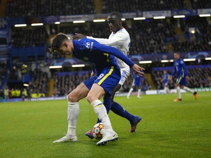 Chelseas Christian Pulisic, right, is tackled by Real Madrids Casemiro during a Champions League first-leg quarterfinal soccer match between Chelsea and Real Madrid at Stamford Bridge stadium in London, Wednesday, April 6, 2022. (AP Photo/Kirsty Wigglesworth)