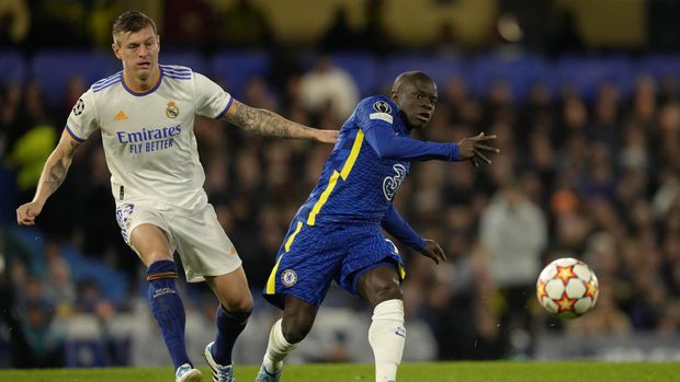 Chelsea vs Madrid Chelsea's N'Golo Kante, right, challenges for the ball with Real Madrid's Toni Kroos during a Champions League first-leg quarterfinal soccer match between Chelsea and Real Madrid at Stamford Bridge stadium in London Wednesday, April 6, 2022. (AP Photo/Kirsty Wigglesworth)