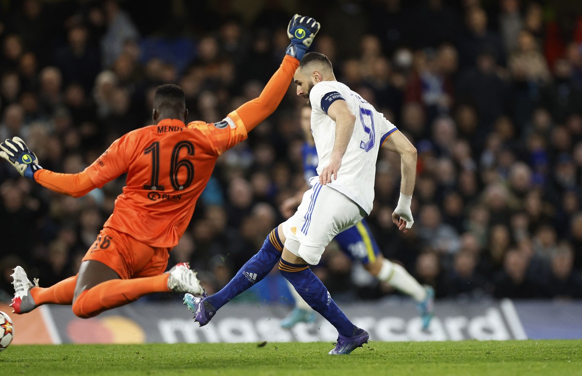 Karim Benzema saat merebut bola di depan Edouard Mendy. (Foto: Action Images via Reuters/PETER CZIBORRA)