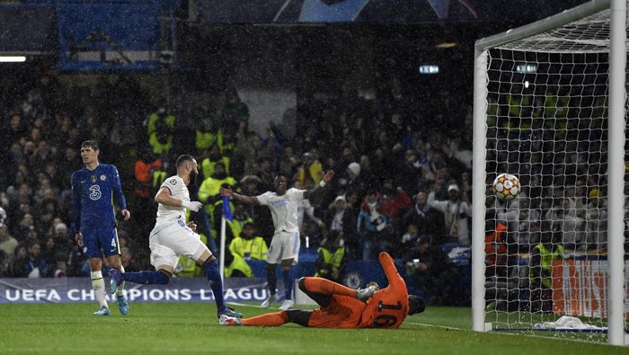 Soccer Football - Champions League -  Quarter Final - First Leg - Chelsea v Real Madrid - Stamford Bridge, London, Britain - April 6, 2022 Real Madrids Karim Benzema scores their first goal REUTERS/Tony Obrien