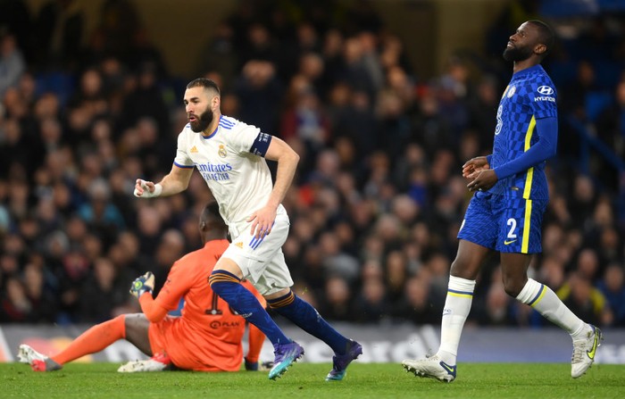 LONDON, ENGLAND - APRIL 06: Karim Benzema of Real Madrid celebrates after scoring their teams third goal and their hat trick during the UEFA Champions League Quarter Final Leg One match between Chelsea FC and Real Madrid at Stamford Bridge on April 06, 2022 in London, England. (Photo by Mike Hewitt/Getty Images)