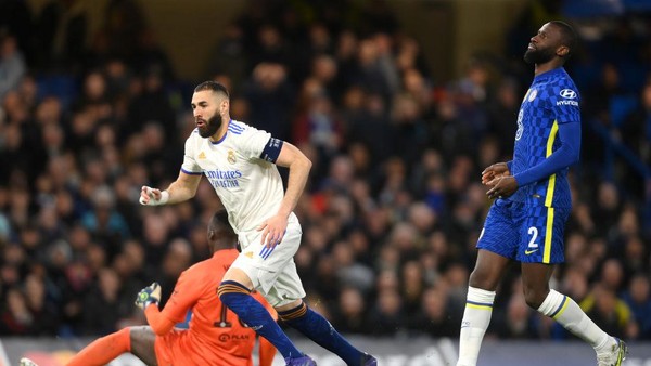 LONDON, ENGLAND - APRIL 06: Karim Benzema of Real Madrid celebrates after scoring their teams third goal and their hat trick during the UEFA Champions League Quarter Final Leg One match between Chelsea FC and Real Madrid at Stamford Bridge on April 06, 2022 in London, England. (Photo by Mike Hewitt/Getty Images)