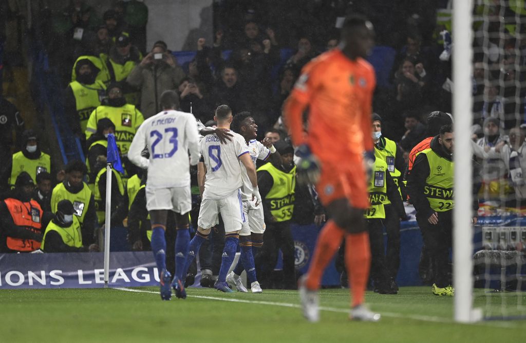 Soccer Football - Champions League -  Quarter Final - First Leg - Chelsea v Real Madrid - Stamford Bridge, London, Britain - April 6, 2022 Real Madrid's Karim Benzema celebrates scoring their first goal with Vinicius JuniorREUTERS/Tony Obrien