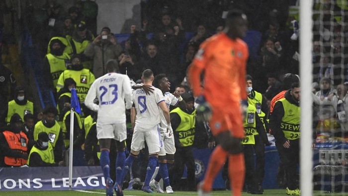 Soccer Football - Champions League -  Quarter Final - First Leg - Chelsea v Real Madrid - Stamford Bridge, London, Britain - April 6, 2022 Real Madrids Karim Benzema celebrates scoring their first goal with Vinicius JuniorREUTERS/Tony Obrien