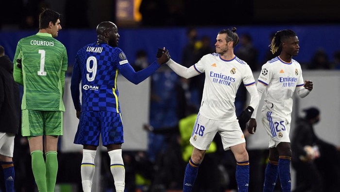 Soccer Football - Champions League -  Quarter Final - First Leg - Chelsea v Real Madrid - Stamford Bridge, London, Britain - April 6, 2022 Chelseas Romelu Lukaku shakes hands with Real Madrids Gareth Bale after the match REUTERS/Tony Obrien