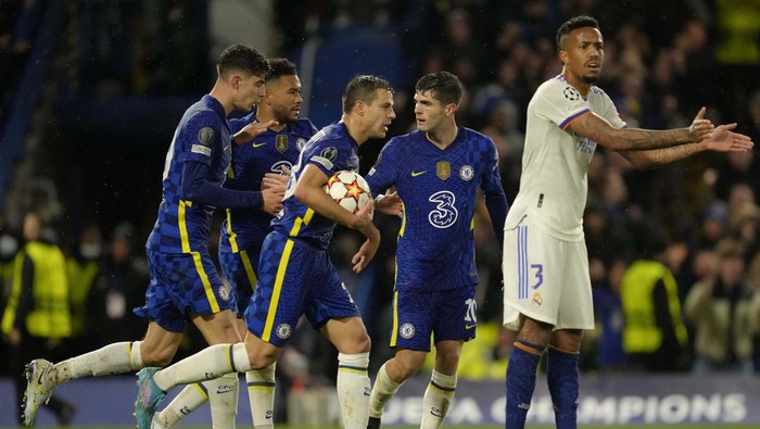 Chelseas Kai Havertz, left, celebrates with his teammates after scoring his sides first goal during a Champions League first-leg quarterfinal soccer match between Chelsea and Real Madrid at Stamford Bridge stadium in London, Wednesday, April 6, 2022. (AP Photo/Kirsty Wigglesworth)