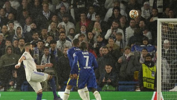 Real Madrid's Karim Benzema, left, heads the ball to score his side's second goal during a Champions League first-leg quarterfinal soccer match between Chelsea and Real Madrid at Stamford Bridge stadium in London, Wednesday, April 6, 2022. (AP Photo/Kirsty Wigglesworth)