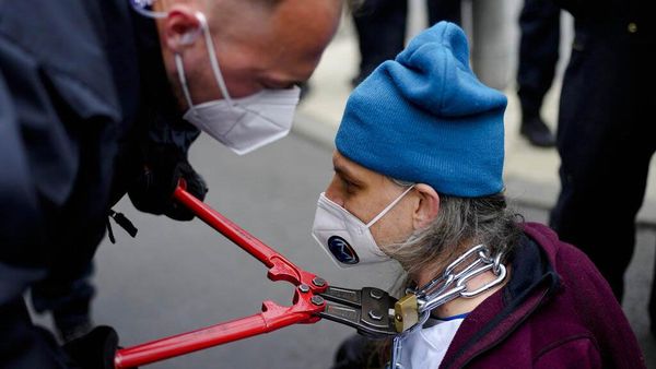 Demi Iklim Lebih Baik, Aktivis Mengelem dan Merantai Diri