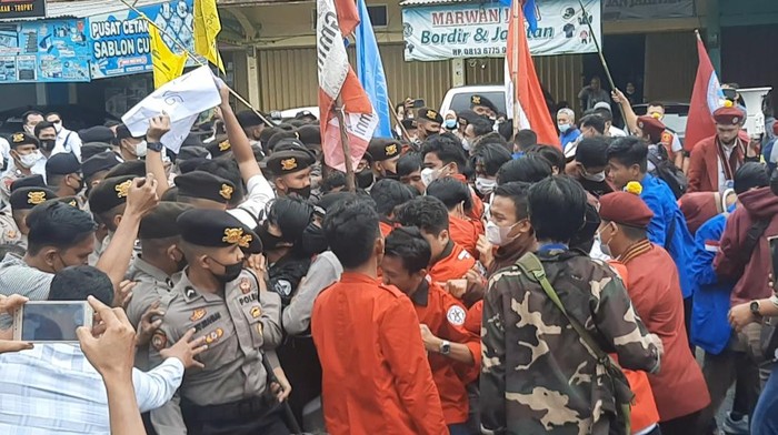 Mahasiswa di Jambi berunjuk rasa sambut kedatangan Presiden Jokowi.