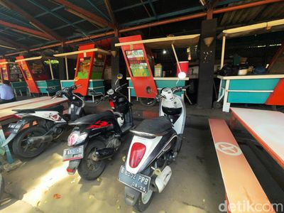 Bulan Ramadan, Begini Penampakan Lapak Warung Makan di Seberang Menara BNI