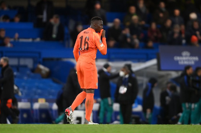 LONDON, ENGLAND - APRIL 06: Edouard Mendy of Chelsea looks dejected following their sides defeat in the UEFA Champions League Quarter Final Leg One match between Chelsea FC and Real Madrid at Stamford Bridge on April 06, 2022 in London, England. (Photo by Mike Hewitt/Getty Images)