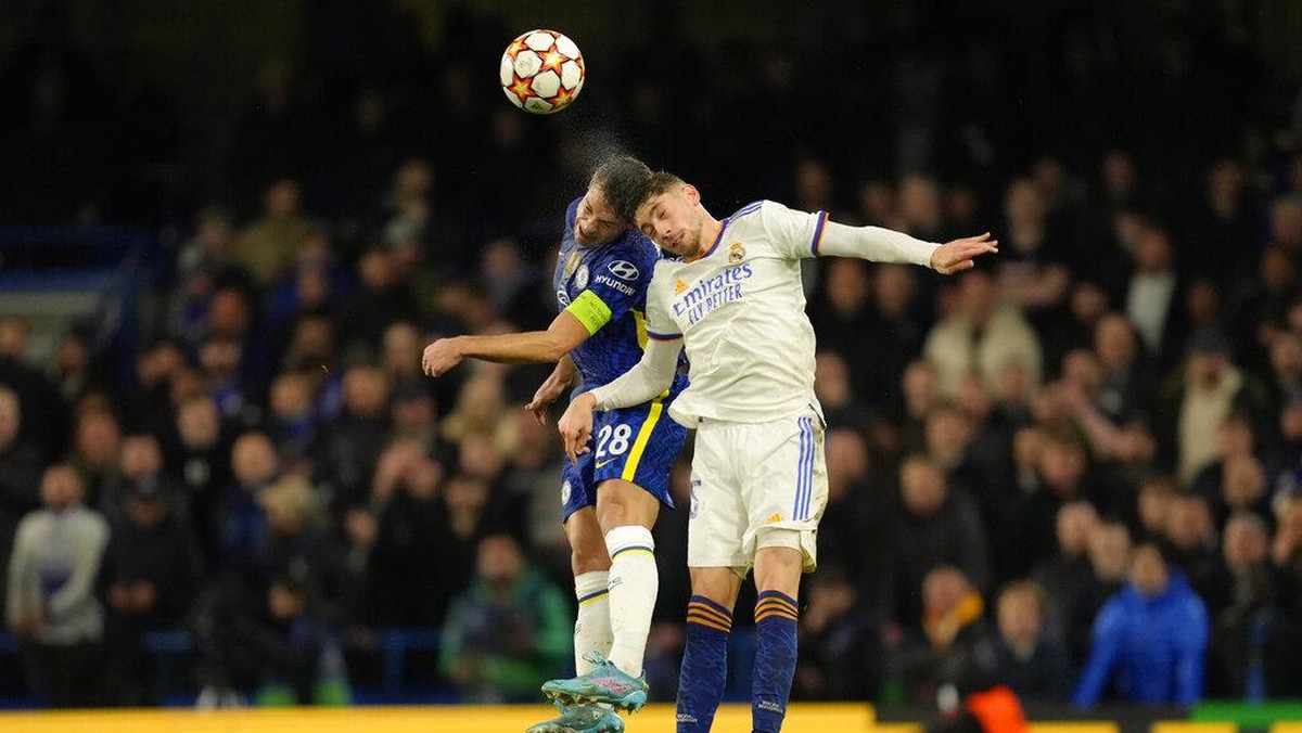 Federico Valverde berebut bola dengan Cesar Azpilicueta. Foto: AP/Kirsty Wigglesworth