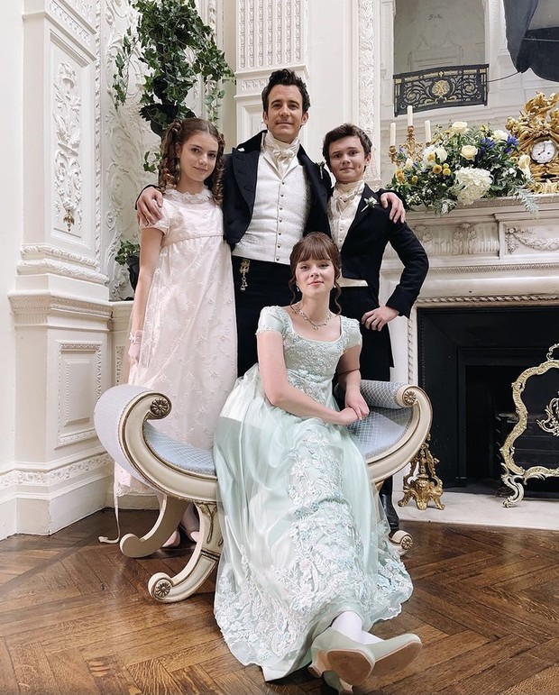 Regencycore yang digambarkan Bridgerton/