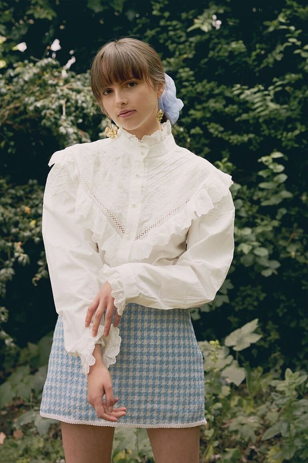 Pakaian dengan detail ruffles/