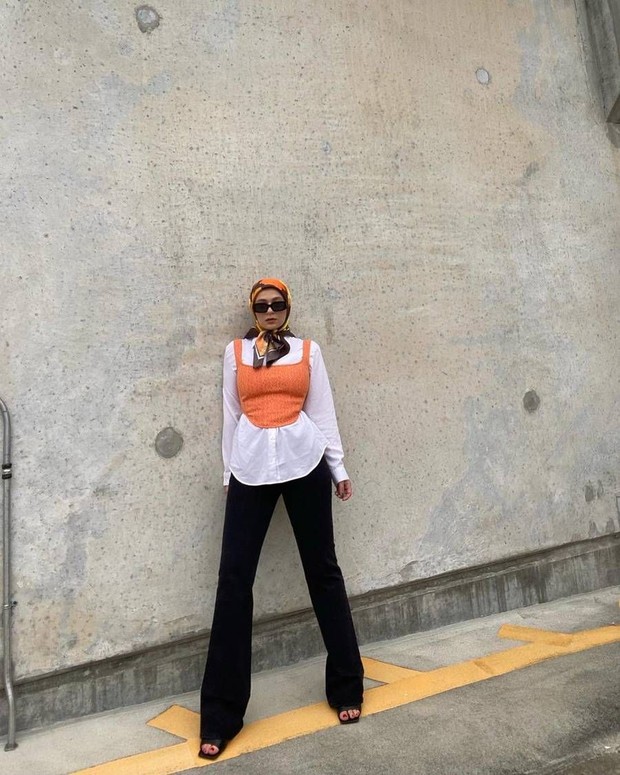 Korset dikombinasikan dengan kemeja/