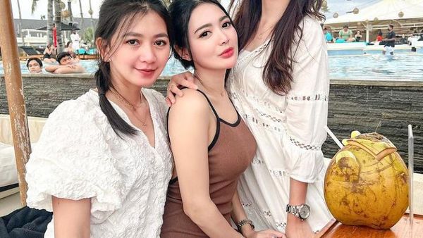 10 Pesona Wika Salim Saat Ngopi hingga Minum Kelapa di Pinggir Kolam