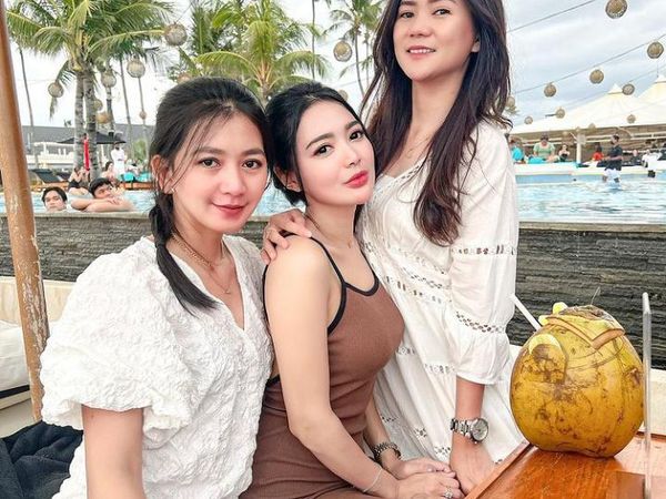 10 Pesona Wika Salim Saat Ngopi hingga Minum Kelapa di Pinggir Kolam