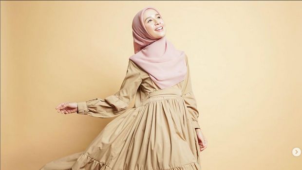 Gaya hijab Laudya Cynthia Bella.