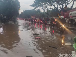 Kang Emil, Genangan dari Tol Air Gedebage Luber ke Jalan Raya Kang Emil, Genangan dari Tol Air Gedebage Luber ke Jalan Raya