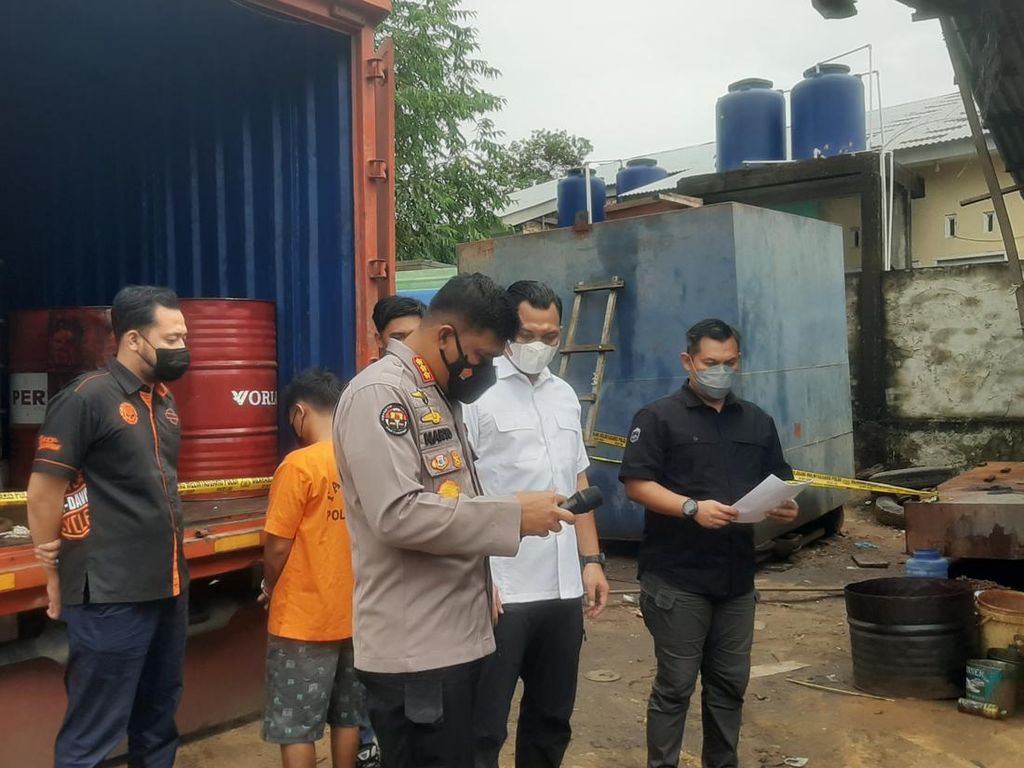 Polisi Gerebek Gudang Pengoplos BBM Subsidi di Pekanbaru, 30 Ribu Liter Solar Disita
