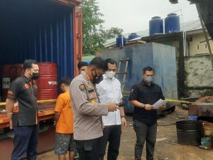 Polisi Gerebek Gudang Pengoplos BBM Subsidi di Pekanbaru, 30 Ribu Liter Solar Disita Polisi Gerebek Gudang Pengoplos BBM Subsidi di Pekanbaru, 30 Ribu Liter Solar Disita